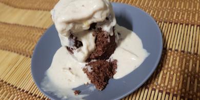 Mug cake de chocolate con helado de plátano